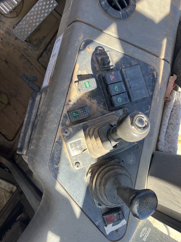 2004 CASE 330 - view 16 of 17