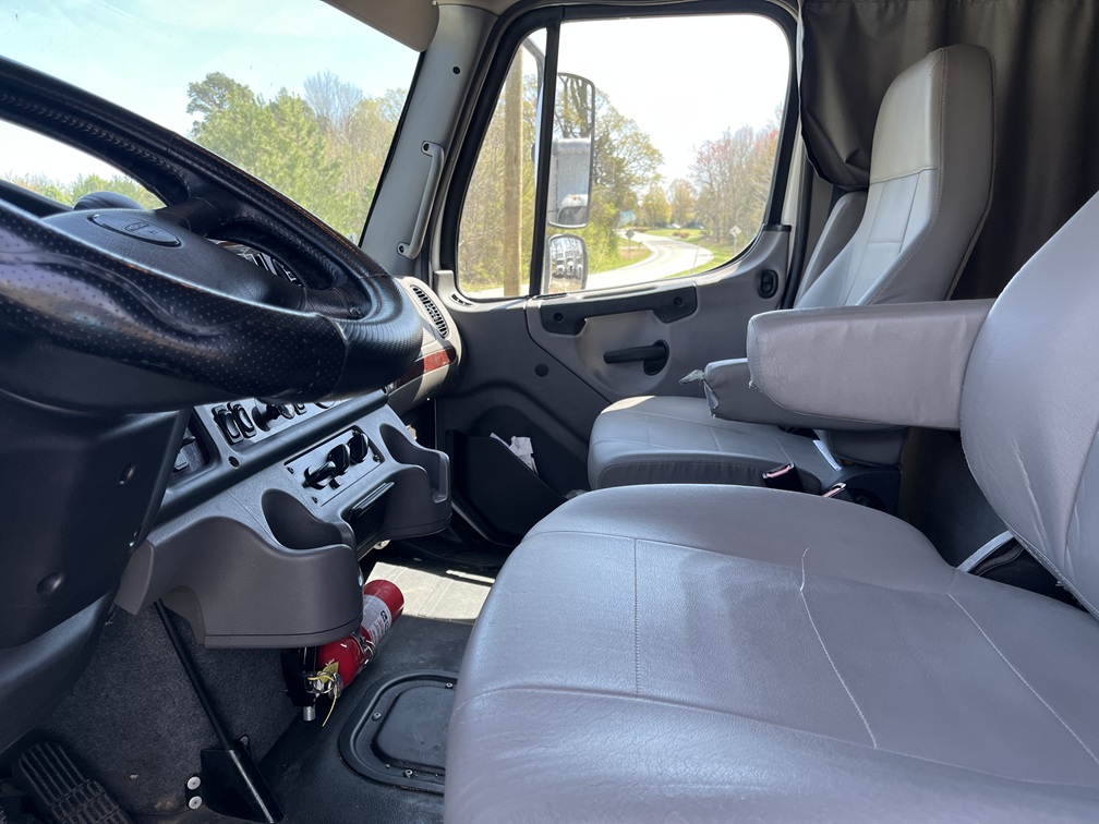 2022 FREIGHTLINER M2 - view 8 of 18