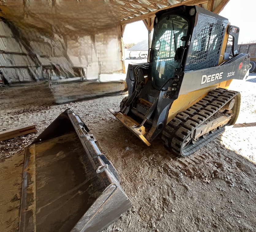 2016 DEERE 323 E - Image 4