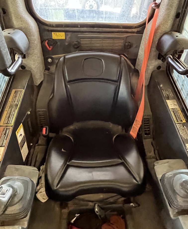 2016 DEERE 323 E - Image 9