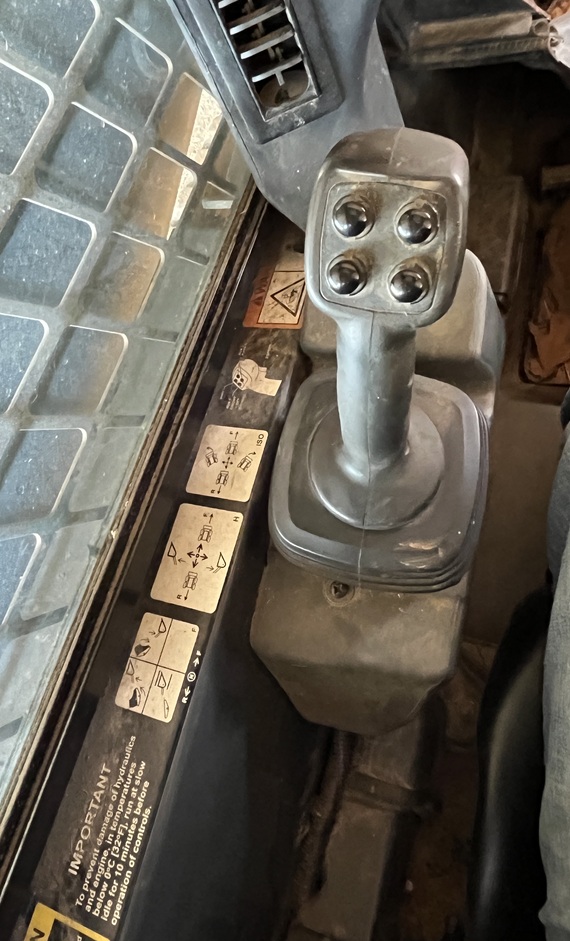 2016 DEERE 323 E - Image 10