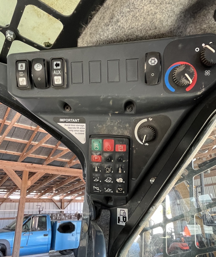 2016 DEERE 323 E - Image 11