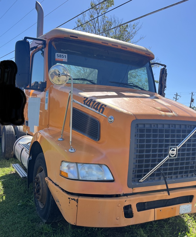 2004 VOLVO VNM-200 - view 4 of 18