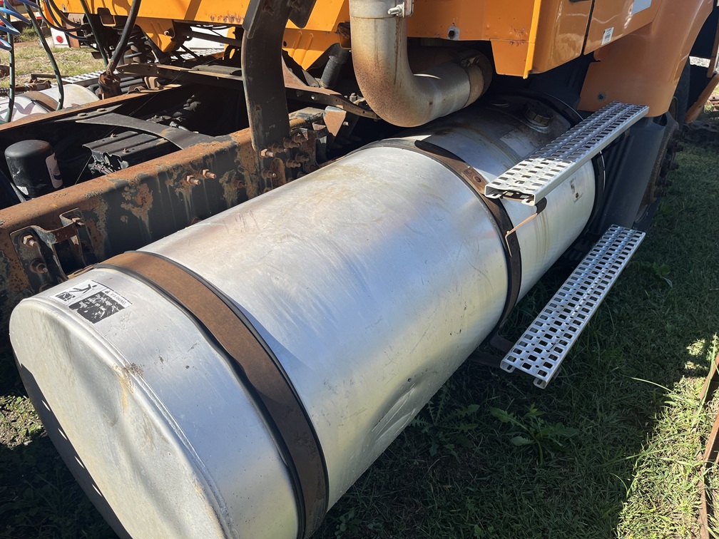 2004 VOLVO VNM-200 - Image 16