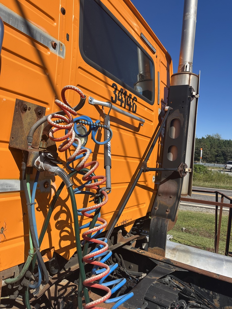 2004 VOLVO VNM-200 - view 8 of 18