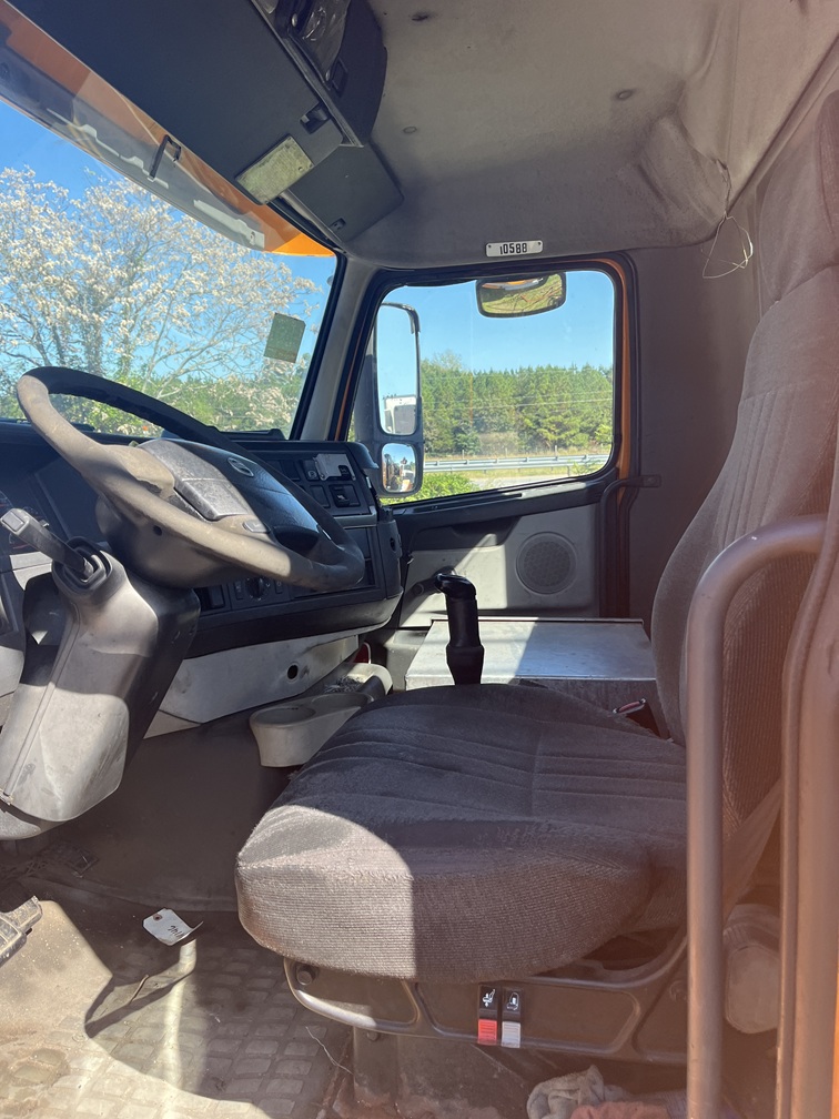 2004 VOLVO VNM-200 - view 11 of 18