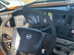 2004 VOLVO VNM-200 - Image 12