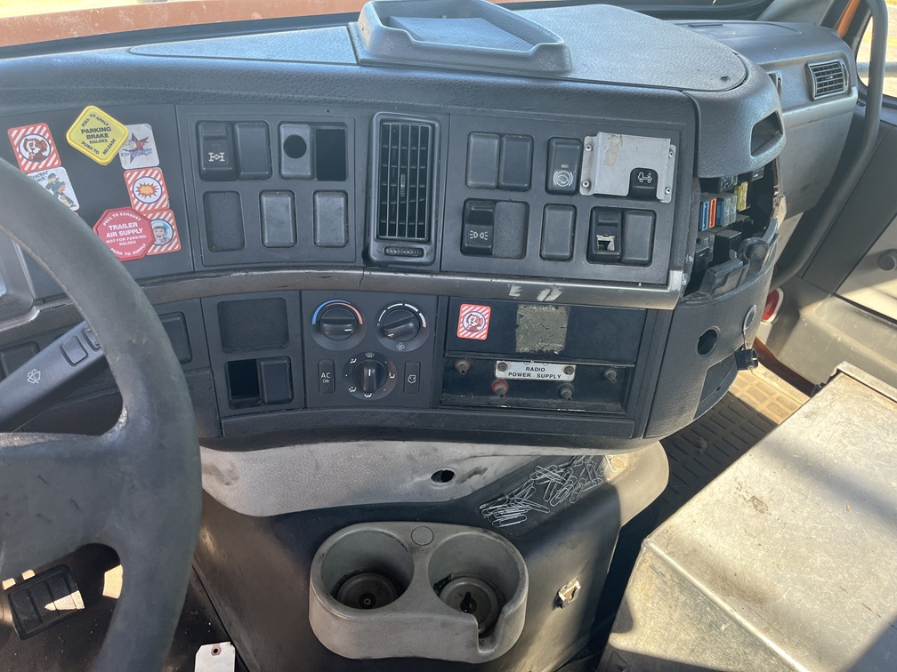 2004 VOLVO VNM-200 - Image 13