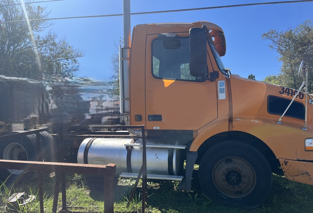 2004 VOLVO VNM-200 - view 5 of 18