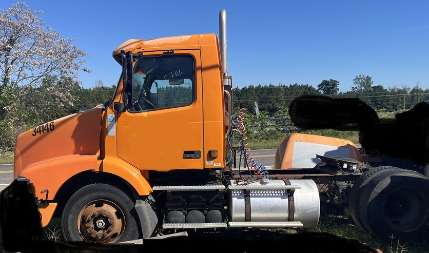 2004 VOLVO VNM-200 - view 1 of 18